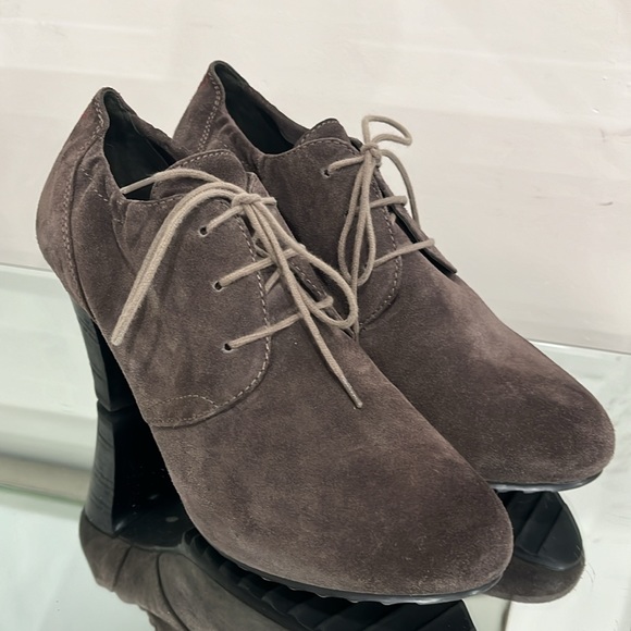 Hogl Suede Leather Ankle Boots Trainers in Taupe/ Mid Brown Heel Laced size 7 US - Picture 2 of 10